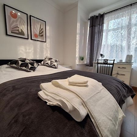 Uplands Grove Bungalow 호텔 울버햄프턴 외부 사진