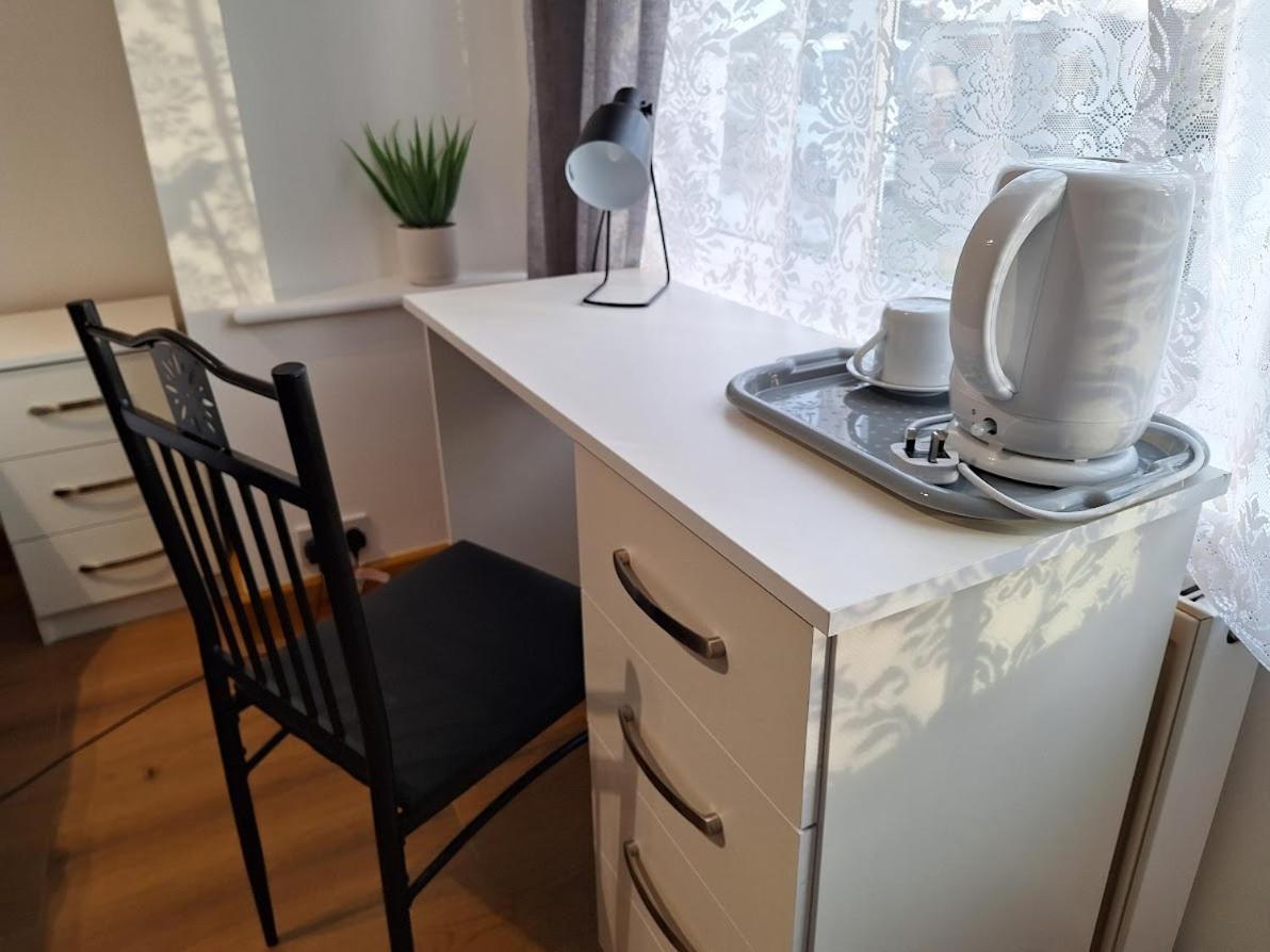 Uplands Grove Bungalow 호텔 울버햄프턴 외부 사진