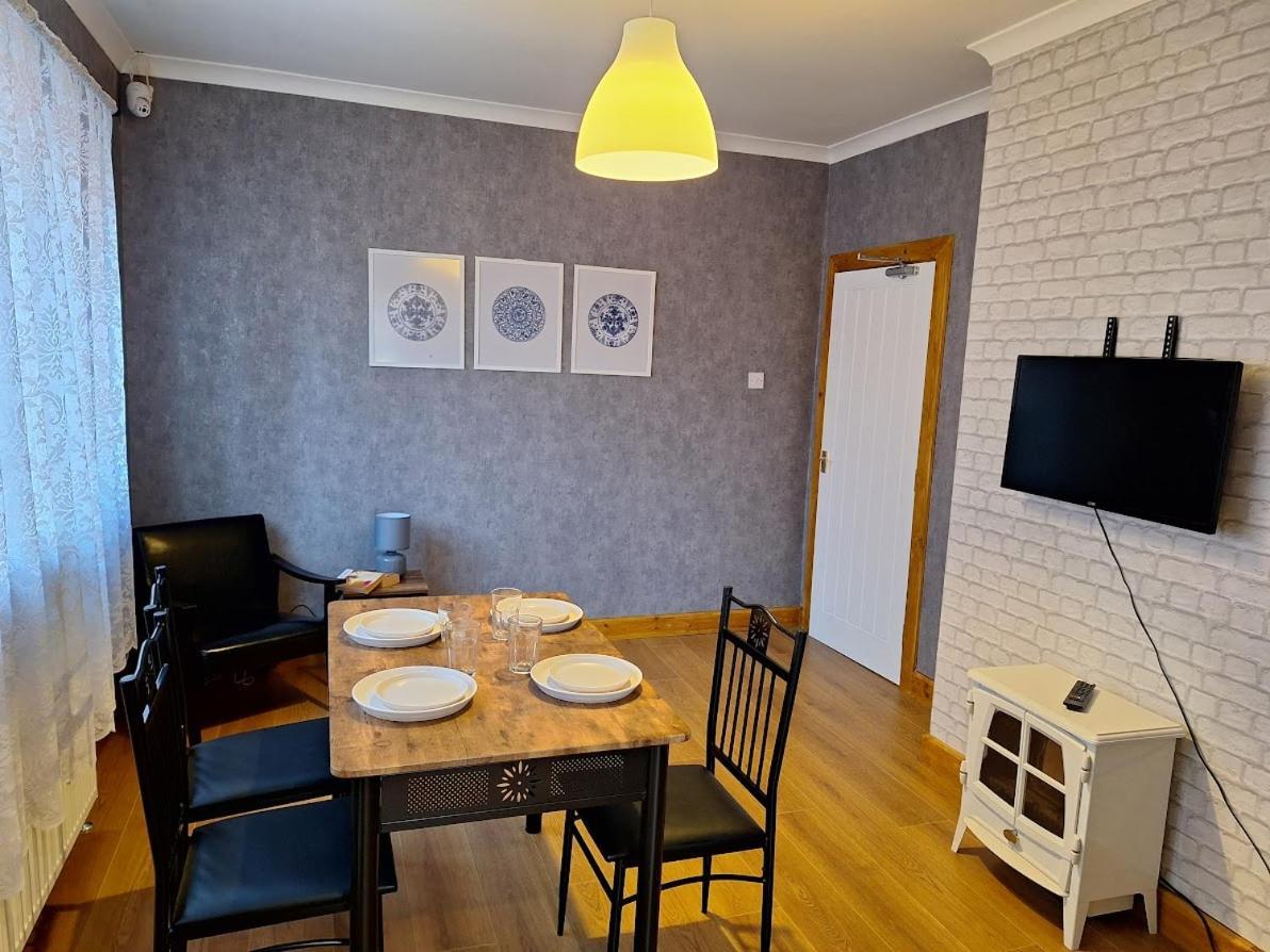 Uplands Grove Bungalow 호텔 울버햄프턴 외부 사진
